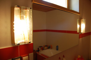 světlo 1.2, 2011, 30x14, kamenina a lehané sklo - určeno jako součást osvětlení koupelny